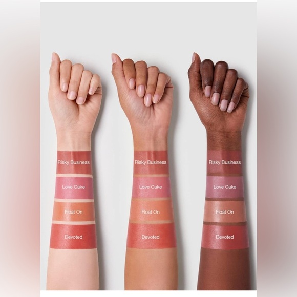 SHEGLAM COLOR BLOOM LIQUID BLUSH SHIMMER FINISH- LOVE CAKE 🎂 - Picture 3 of 12